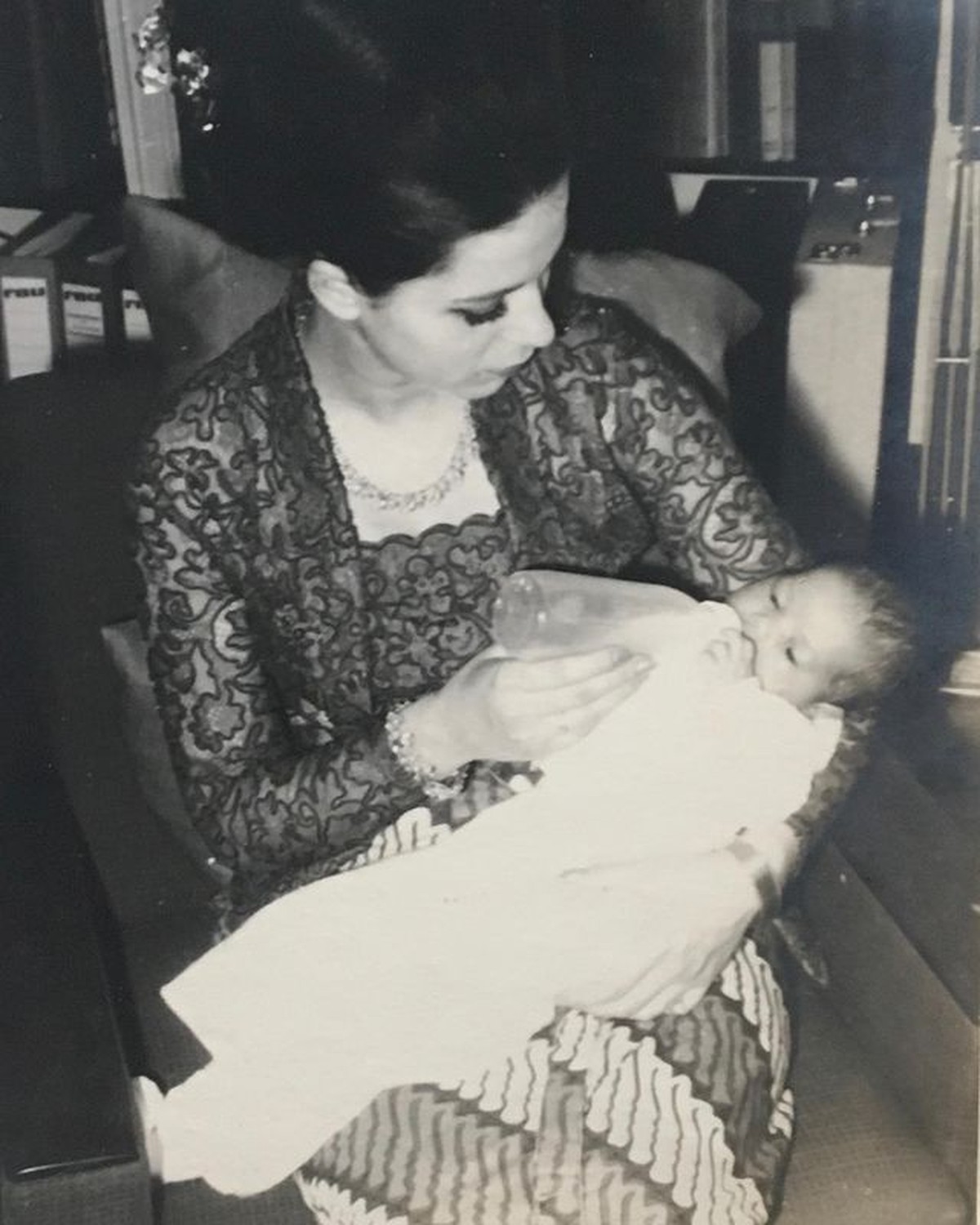 Ira Wibowo sedang berbahagia merayakan ulang tahunnya yang ke 54 dan mengunggah foto masa kecilnya&period; Yuk intip potretnya&excl;