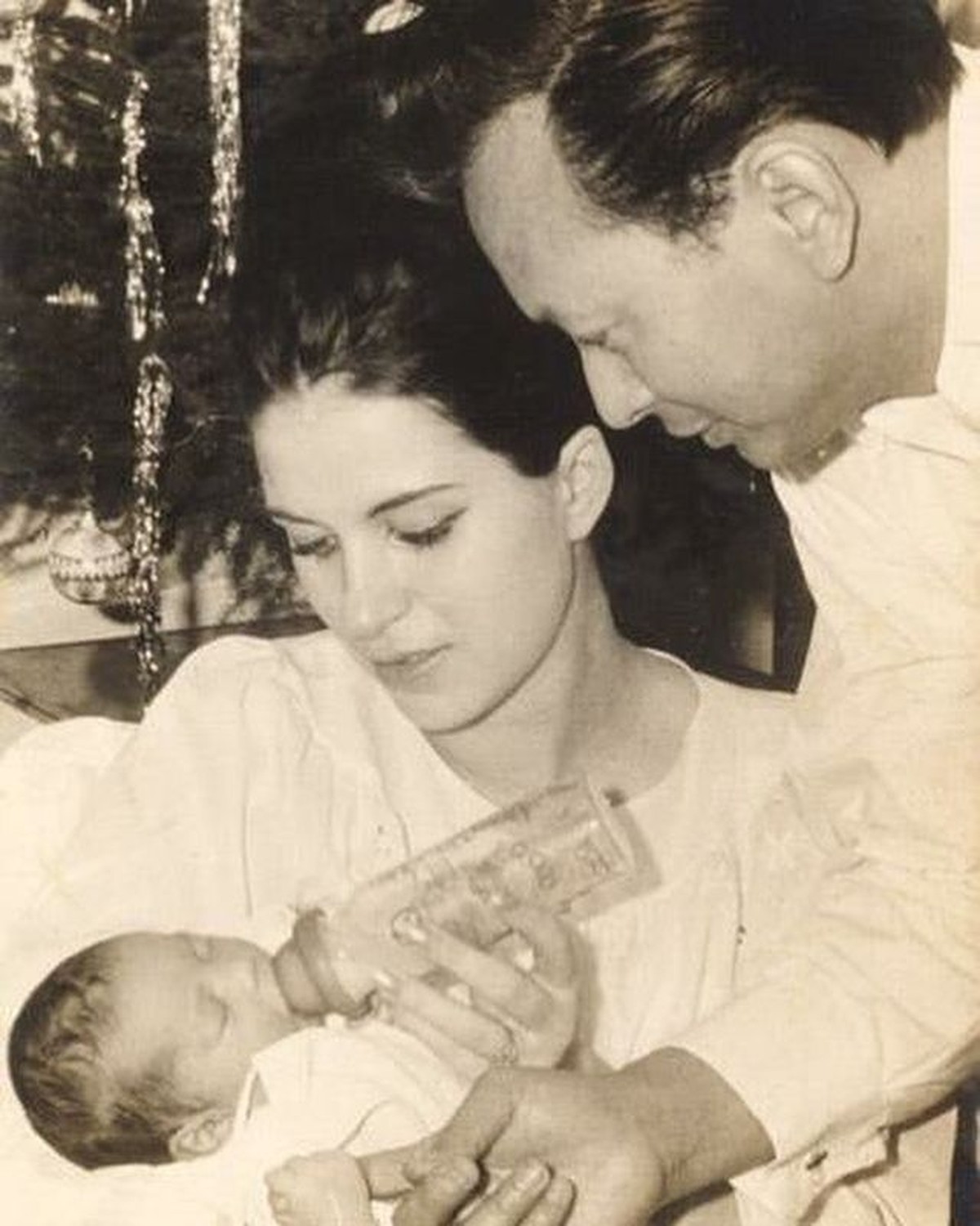 Ira Wibowo sedang berbahagia merayakan ulang tahunnya yang ke 54 dan mengunggah foto masa kecilnya&period; Yuk intip potretnya&excl;