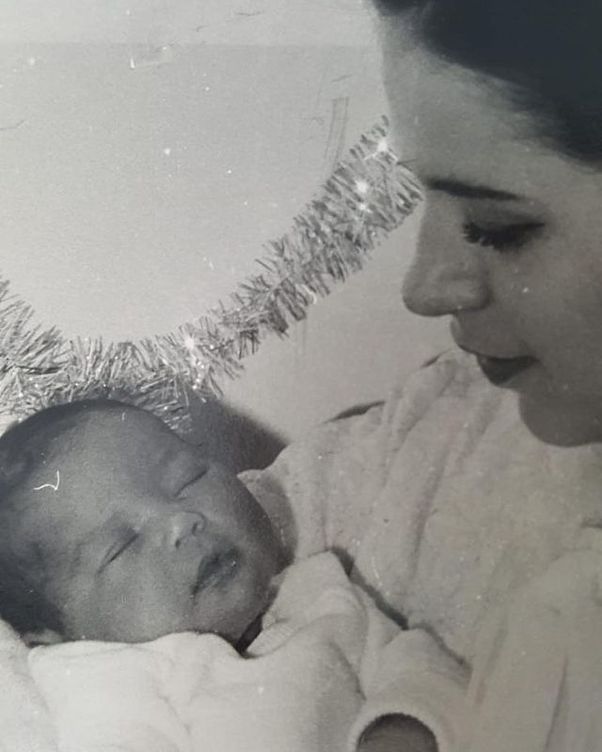 Ira Wibowo sedang berbahagia merayakan ulang tahunnya yang ke 54 dan mengunggah foto masa kecilnya&period; Yuk intip potretnya&excl;