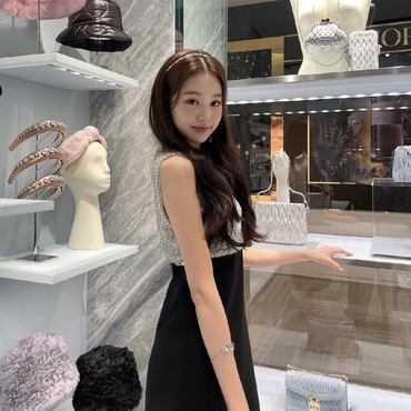 Kaki Terlalu Kurus, Wonyoung IVE Bikin Penggemar Khawatir