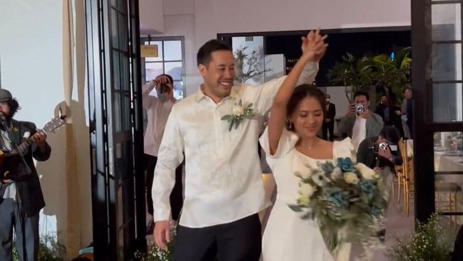 Ini adalah momen perdana bagi Aurel bertemu mertuanya secara langsung.