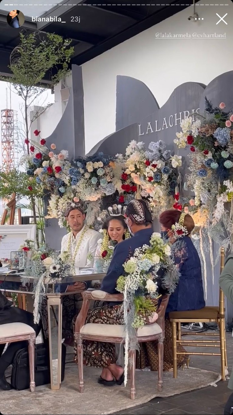 6 Momen Pernikahan Lala Karmela & Kekasih Bule Pakai Adat Jawa Ini adalah momen perdana bagi Aurel bertemu mertuanya secara langsung.