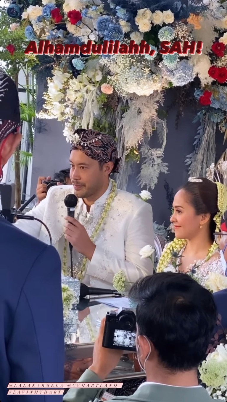 6 Momen Pernikahan Lala Karmela & Kekasih Bule Pakai Adat Jawa Ini adalah momen perdana bagi Aurel bertemu mertuanya secara langsung.