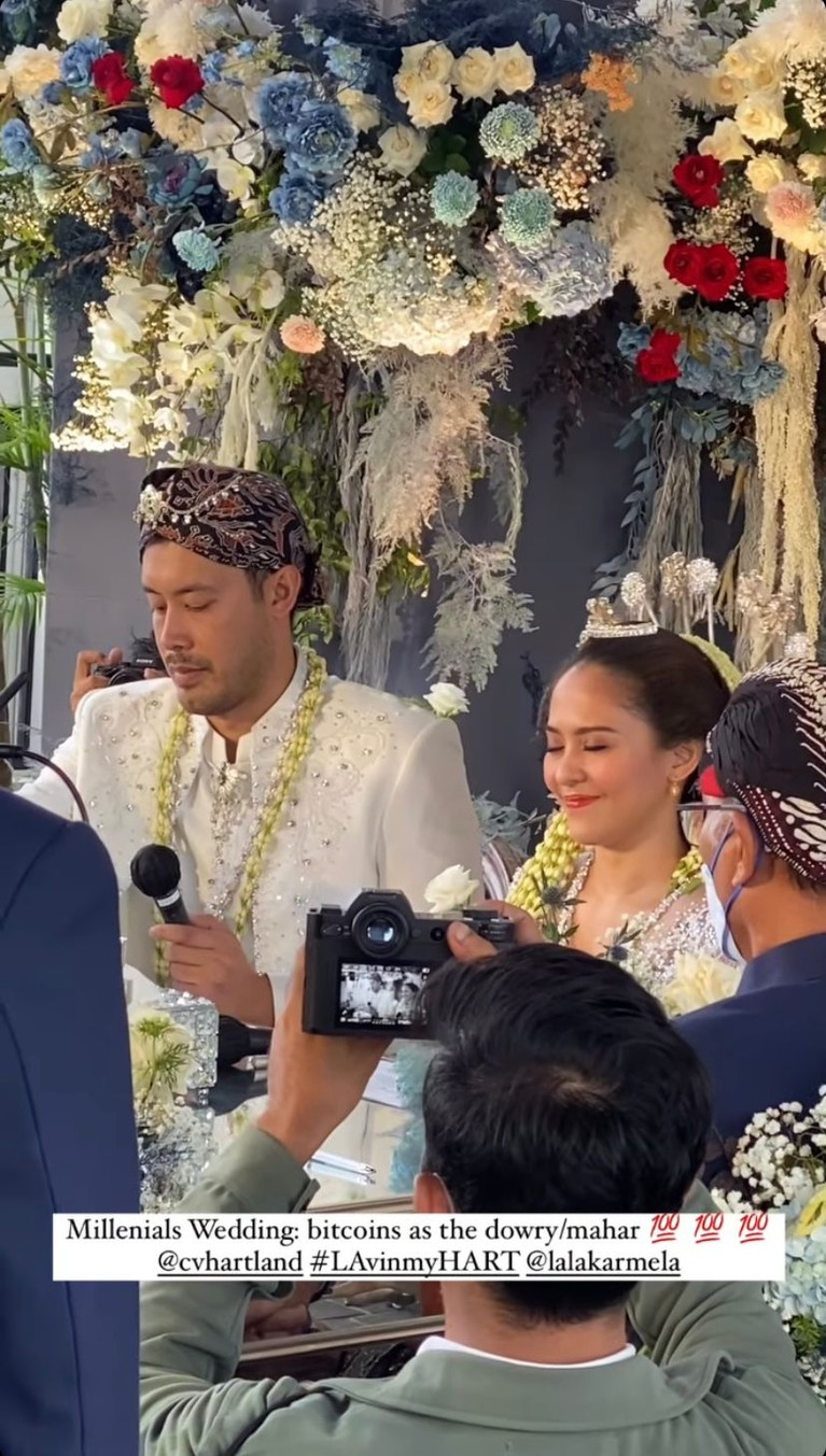6 Momen Pernikahan Lala Karmela & Kekasih Bule Pakai Adat Jawa Ini adalah momen perdana bagi Aurel bertemu mertuanya secara langsung.