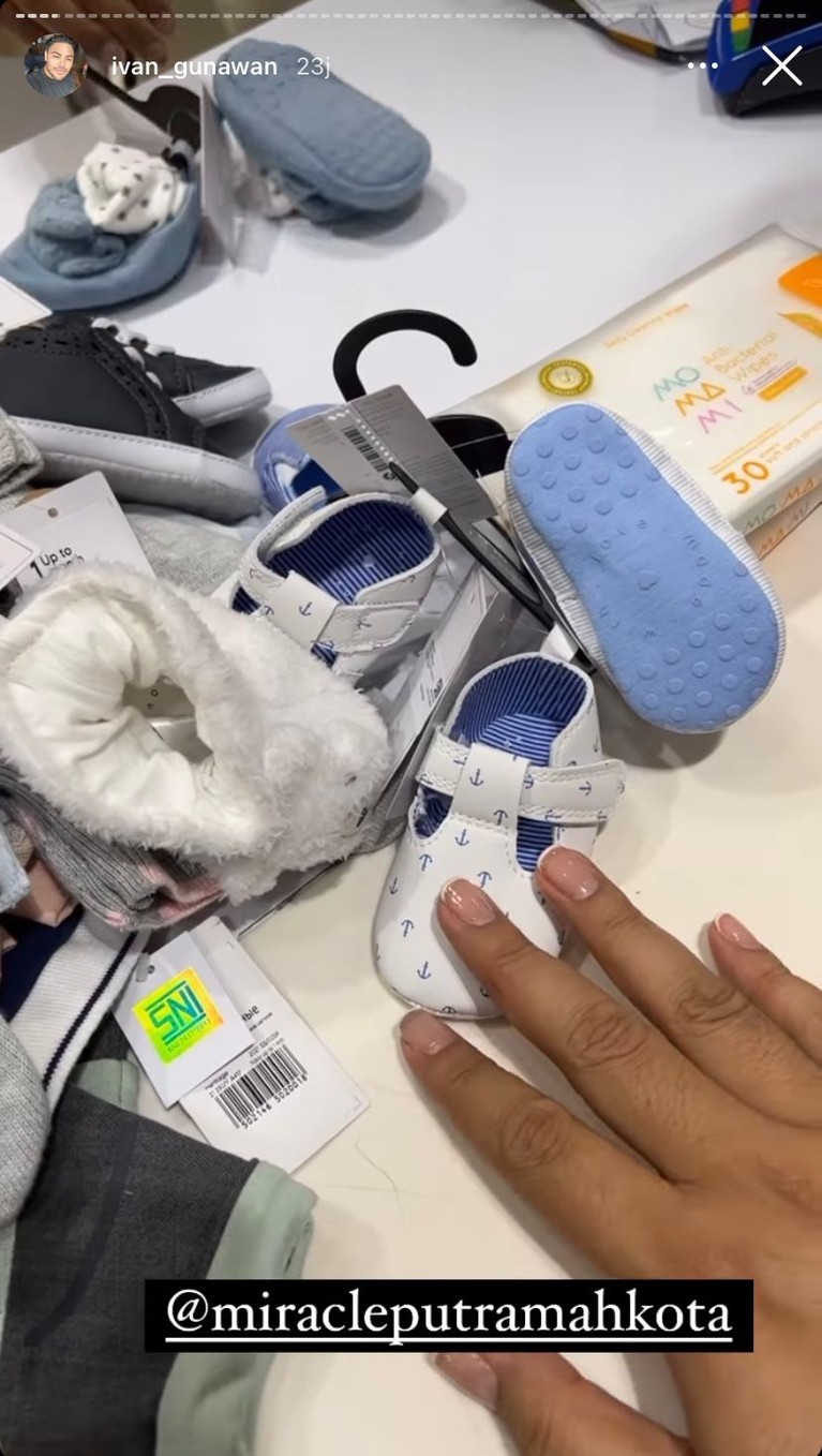 Ivan Gunawan membeli stroller hingga borong baju untuk anak bonekanya Eqqel seperti orang tua sungguhan. Yuk intip!