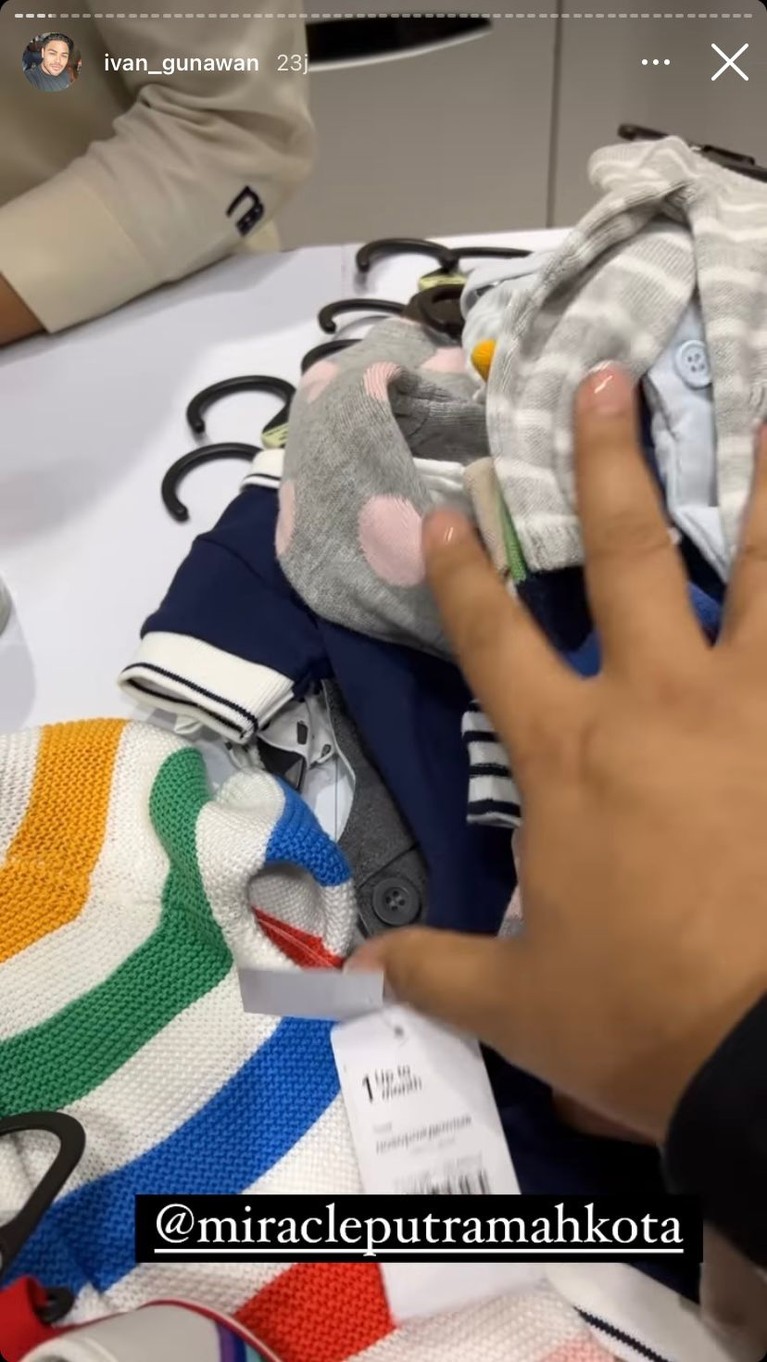 Ivan Gunawan membeli stroller hingga borong baju untuk anak bonekanya Eqqel seperti orang tua sungguhan. Yuk intip!