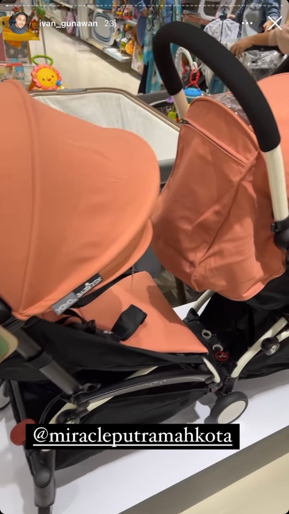 Ivan Gunawan membeli stroller hingga borong baju untuk anak bonekanya Eqqel seperti orang tua sungguhan&period; Yuk intip&excl;