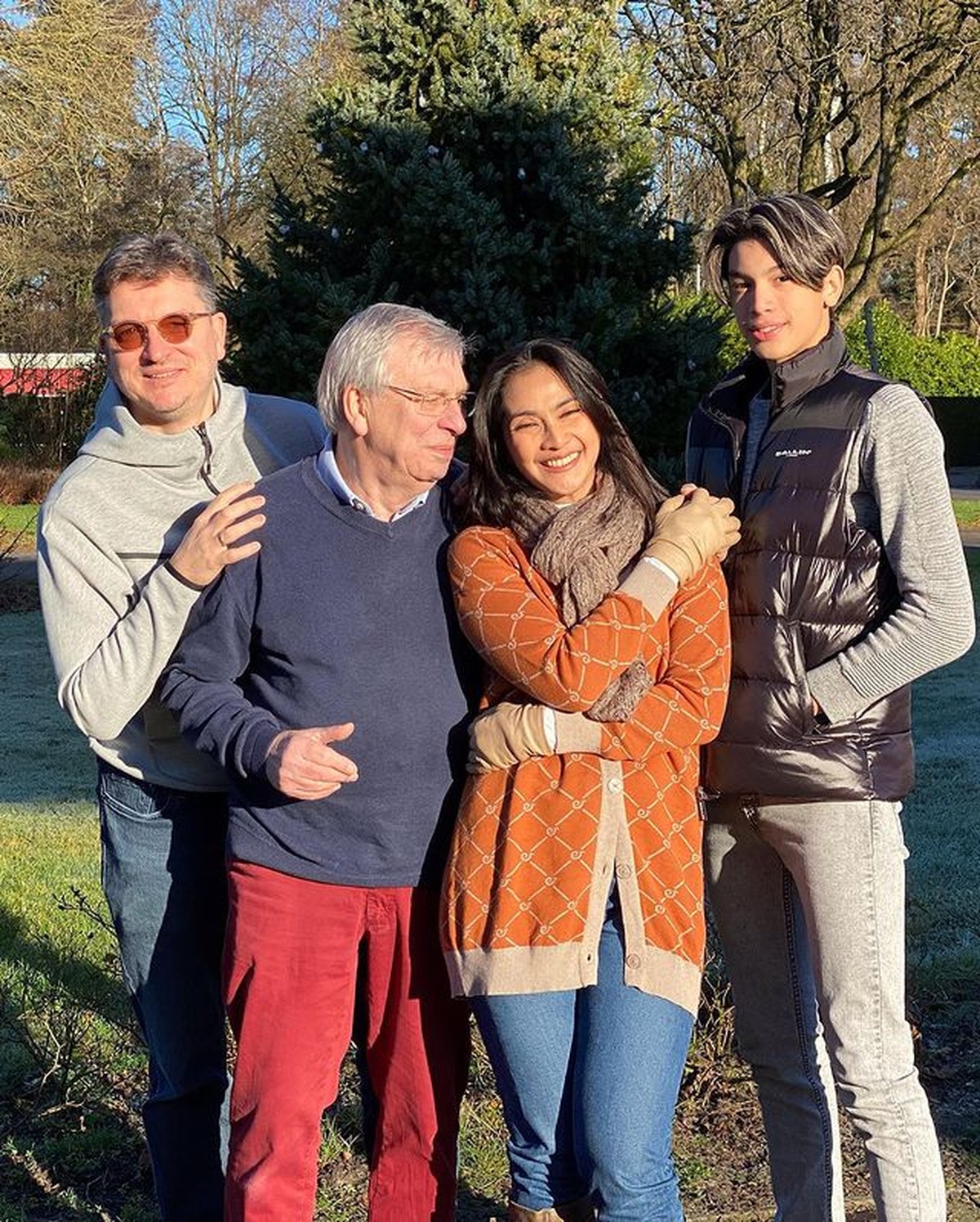 Maudy Koesnaedi dan suami serta putra tunggalnya&comma; Eddy Meijer pulang kampung ke Belanda&period; Yuk kita intip potret keseruannya&excl;