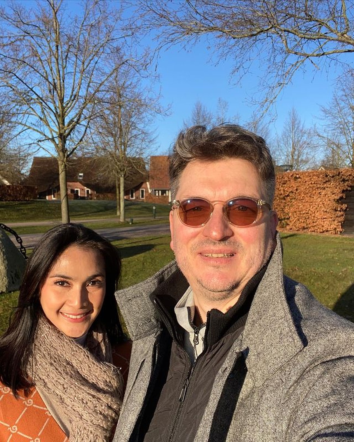 Maudy Koesnaedi dan suami serta putra tunggalnya&comma; Eddy Meijer pulang kampung ke Belanda&period; Yuk kita intip potret keseruannya&excl;