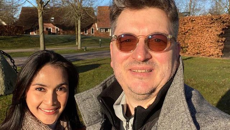 7 Potret Bahagia Keluarga Maudy Koesnaedi Pulang Kampung ke Belanda Maudy Koesnaedi dan suami serta putra tunggalnya, Eddy Meijer pulang kampung ke Belanda. Yuk kita intip potret keseruannya!