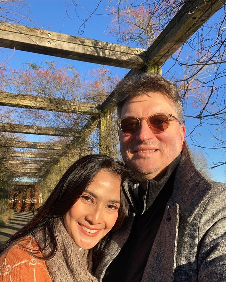 7 Potret Bahagia Keluarga Maudy Koesnaedi Pulang Kampung ke Belanda Maudy Koesnaedi dan suami serta putra tunggalnya, Eddy Meijer pulang kampung ke Belanda. Yuk kita intip potret keseruannya!