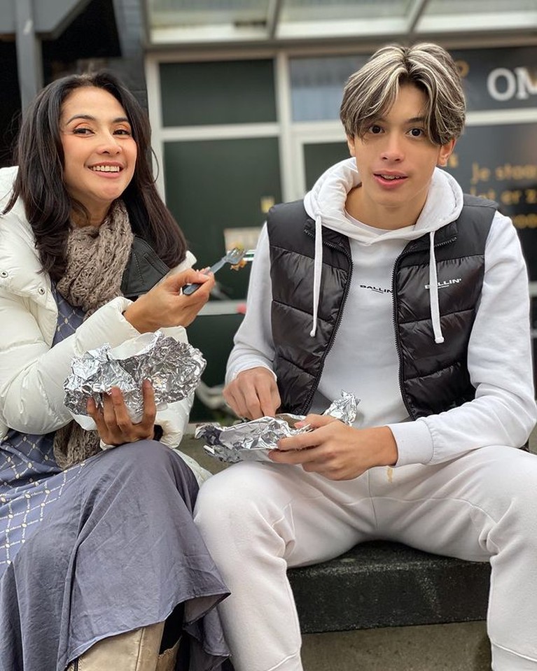 7 Potret Bahagia Keluarga Maudy Koesnaedi Pulang Kampung ke Belanda Maudy Koesnaedi dan suami serta putra tunggalnya, Eddy Meijer pulang kampung ke Belanda. Yuk kita intip potret keseruannya!