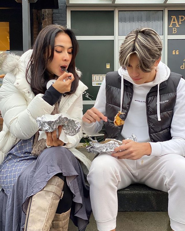 7 Potret Bahagia Keluarga Maudy Koesnaedi Pulang Kampung ke Belanda Maudy Koesnaedi dan suami serta putra tunggalnya, Eddy Meijer pulang kampung ke Belanda. Yuk kita intip potret keseruannya!