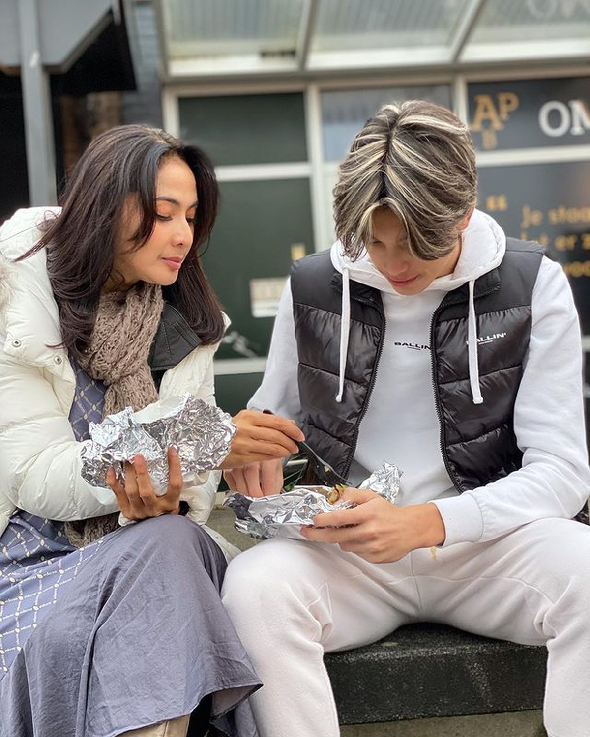 Maudy Koesnaedi dan suami serta putra tunggalnya&comma; Eddy Meijer pulang kampung ke Belanda&period; Yuk kita intip potret keseruannya&excl;