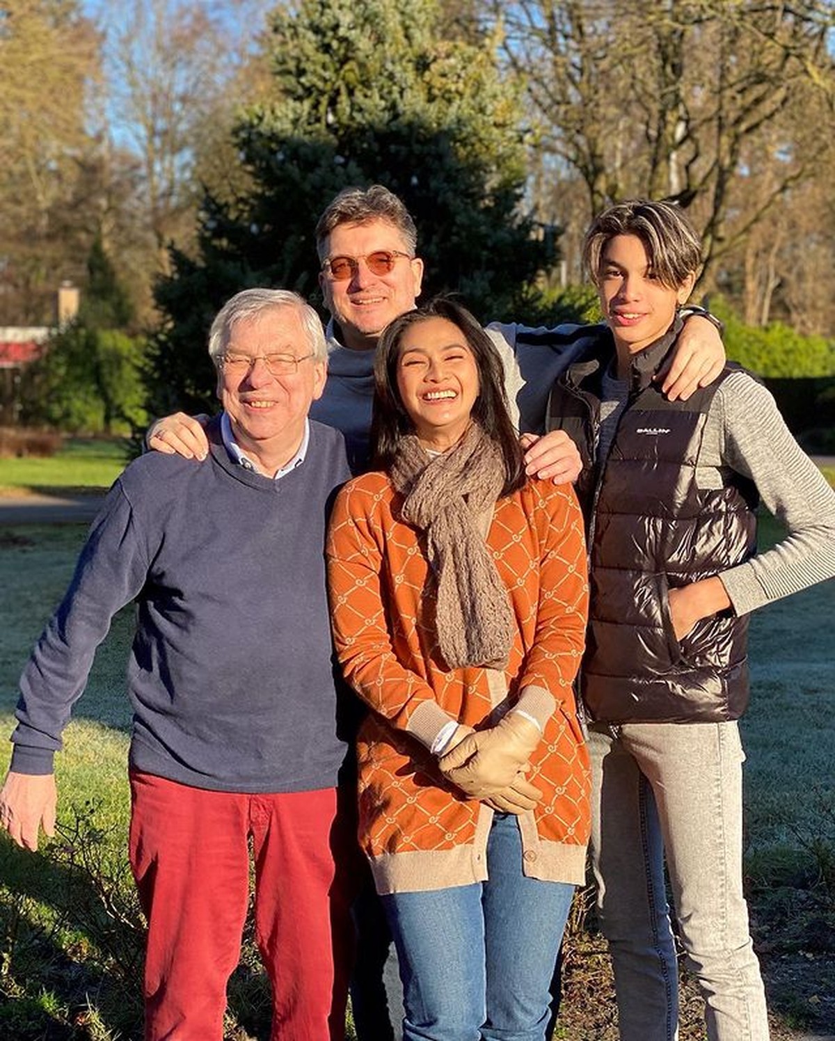 Maudy Koesnaedi dan suami serta putra tunggalnya&comma; Eddy Meijer pulang kampung ke Belanda&period; Yuk kita intip potret keseruannya&excl;