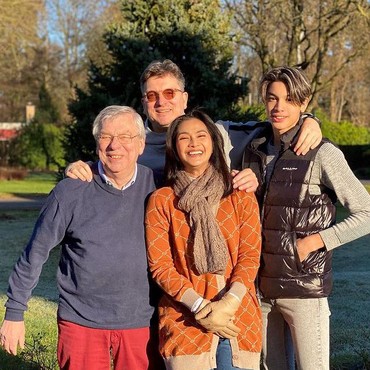 7 Potret Bahagia Keluarga Maudy Koesnaedi Pulang Kampung ke Belanda