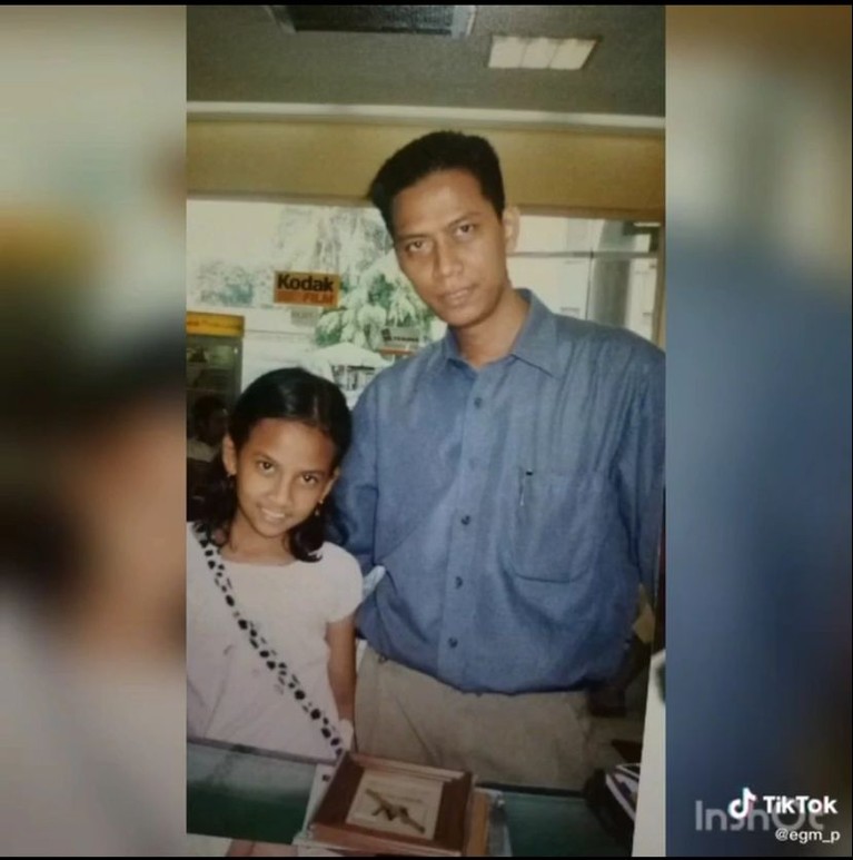 Doddy Sudrajat memperingati hari ulang tahun mendiang Vanessa Angel mengunggah foto kenangan mereka. Yuk intip potretnya!