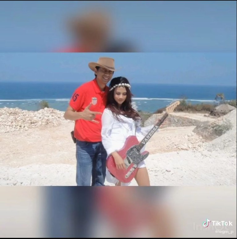 Doddy Sudrajat memperingati hari ulang tahun mendiang Vanessa Angel mengunggah foto kenangan mereka. Yuk intip potretnya!