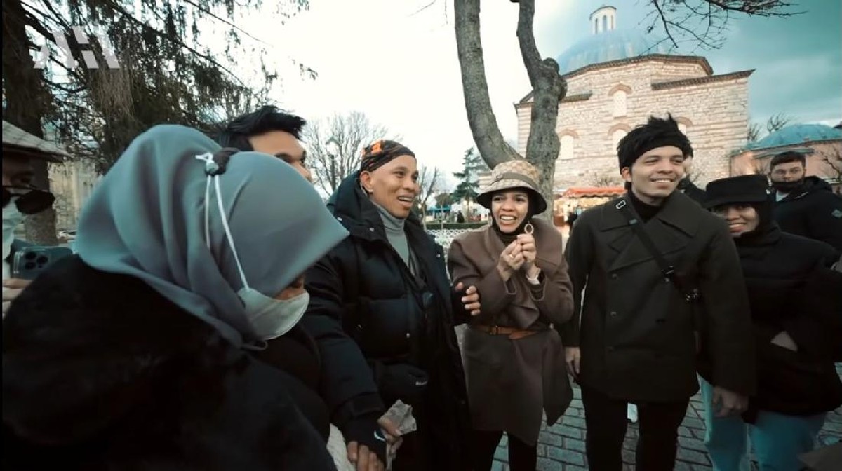 Aurel Hermansyah bertemu dengan mertuanya&comma; orang tua Atta Halilintar untuk pertama kali di Turki&period; Yuk intip momen harunya&excl;