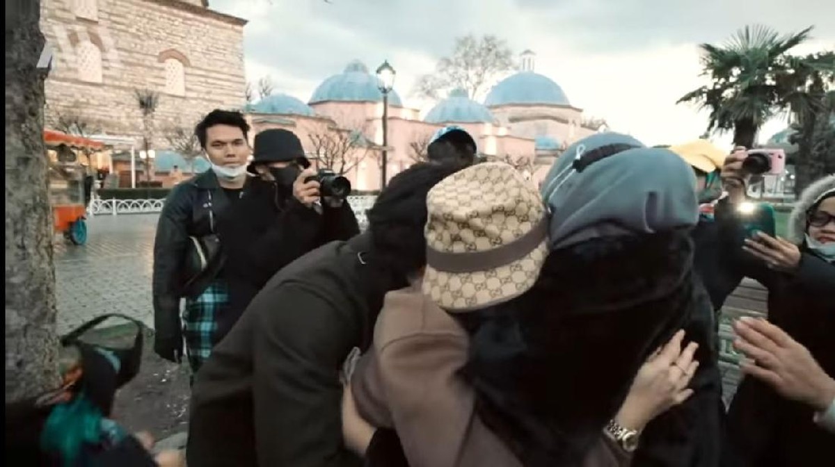 Aurel Hermansyah bertemu dengan mertuanya&comma; orang tua Atta Halilintar untuk pertama kali di Turki&period; Yuk intip momen harunya&excl;