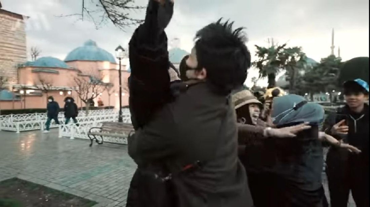 Aurel Hermansyah bertemu dengan mertuanya&comma; orang tua Atta Halilintar untuk pertama kali di Turki&period; Yuk intip momen harunya&excl;