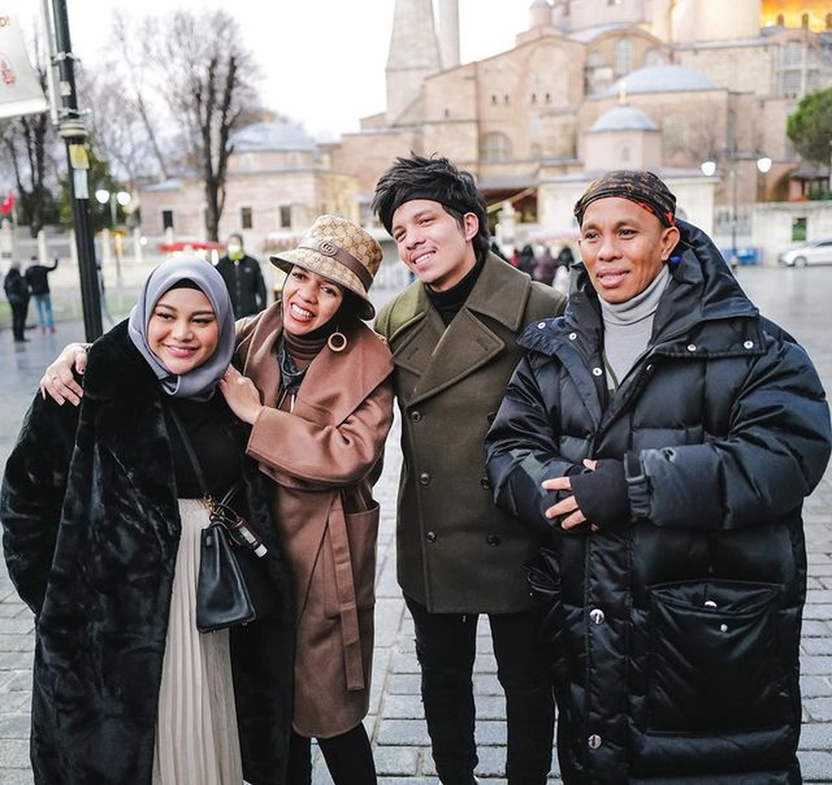 Aurel Hermansyah bertemu dengan mertuanya&comma; orang tua Atta Halilintar untuk pertama kali di Turki&period; Yuk intip momen harunya&excl;