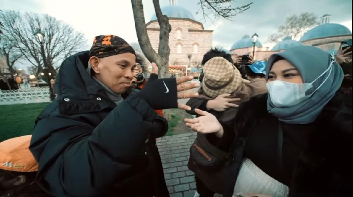 Aurel Hermansyah bertemu dengan mertuanya&comma; orang tua Atta Halilintar untuk pertama kali di Turki&period; Yuk intip momen harunya&excl;