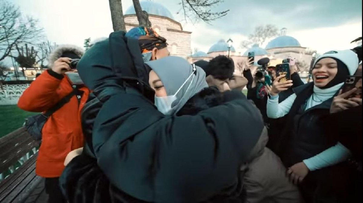 Aurel Hermansyah bertemu dengan mertuanya&comma; orang tua Atta Halilintar untuk pertama kali di Turki&period; Yuk intip momen harunya&excl;