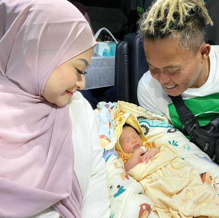 <p>Sule dan Nathalie Holscher masih diselimuti suasana bahagia. Mereka baru saja menjadi orang tua untuk bayi mungil bernama Adzam. (Foto: Instagram @nathalieholscher)</p>