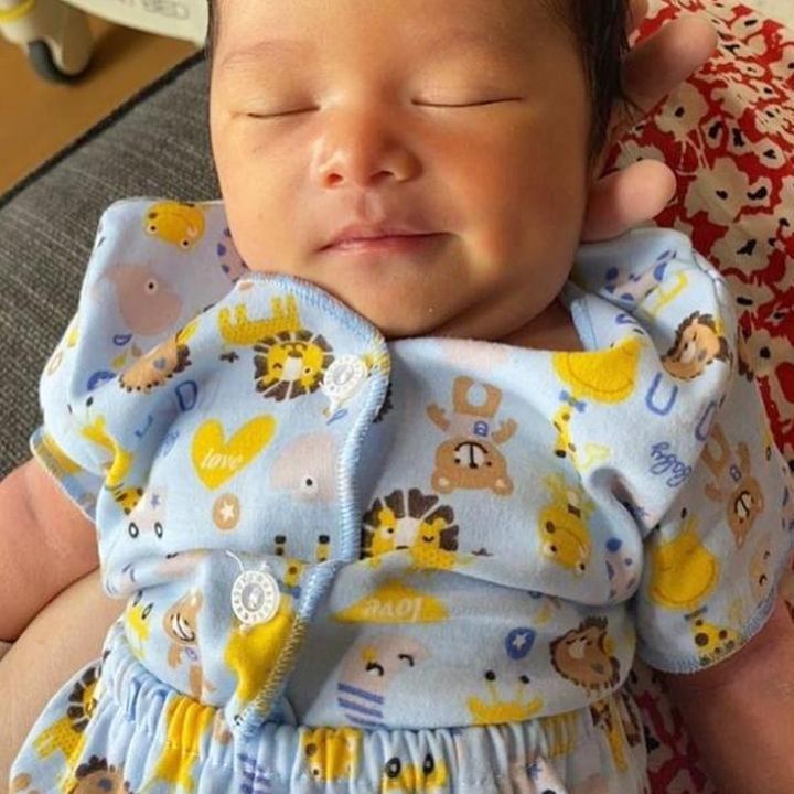 <p>Putra pertama Sule dari pernikahannya dengan Nathalie ini mencuri perhatian karena parasnya, Bunda. Banyak yang menyebut bayi keturunan Sunda ini terlihat tampan seperti bule. (Foto: Instagram @nathalieholscher)</p>