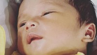 <p>Baby Adzam rupanya menuai pujian publik karena parasnya, Bunda. Wajahnya dipuji tampan seperti bule. (Foto: Instagram @ferdinan_sule)</p>