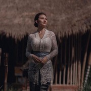 Potret Detail Kebaya Ariel Tatum saat Jalani Upacara Melukat di Bali, Anggun dan Bersahaja!