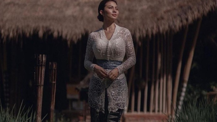 Potret Detail Kebaya Ariel Tatum saat Jalani Upacara Melukat di Bali, Anggun dan Bersahaja!