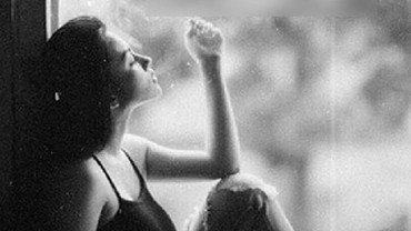 img-title Pernah Viral, Lihat Lagi Foto Lawas Ariel Tatum Saat Merokok
