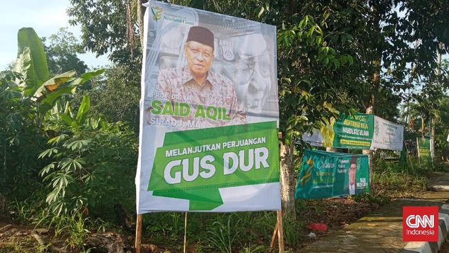 Berdasarkan pantauan di lokasi Muktamar NU, terdapat sejumlah baliho para sosok kandidat bakal calon Ketum PBNU yang menyandingkan potret Gus Dur.