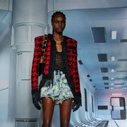 Nostalgia Era 90an dalam Busana Seksi dan Edgy di Koleksi Terbaru Balmain