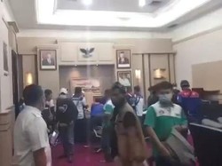 Tuntut Kenaikan UMP-UMK, Buruh Sempat Duduki Ruang Kerja Gubernur Banten