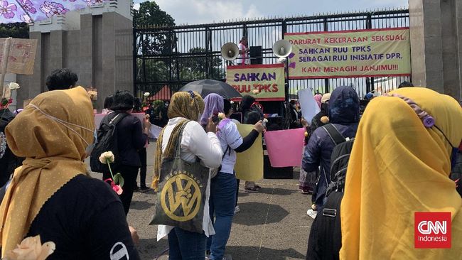 Jaringan Pembela Hak Perempuan Korban Kekerasan Seksual melakukan aksi menuntut pengesahan RUU TPKS di depan kompleks parlemen, Jakpus.
