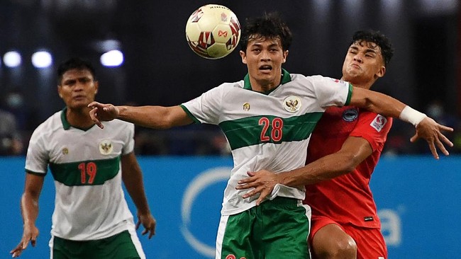 Duel Timnas Indonesia lawan Singapura minim peluang emas dari kedua tim dan sama-sama menghadirkan permainan keras di lapangan.
