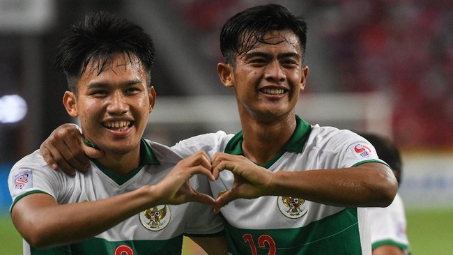 PSIS Semarang punya motto, 'yoh iso yoh' yang kira-kira bermakna 'ayo bisa'. Kalimat ini mengiringi petualangan Pratama Arhan di Jepang.