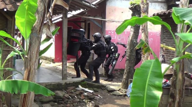 Polri menyatakan dua tersangka terorisme yang ditangkap di Jakarta merupakan jaringan Jamaah Islamiah (JI), sementara satu lainnya pendukung Anshor Daulah (AD).
