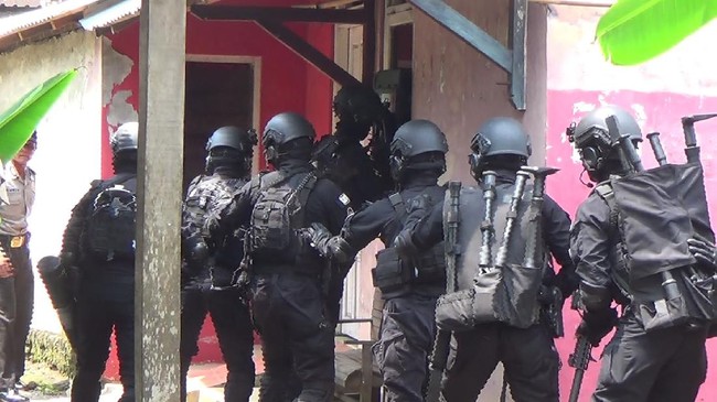 Dua Polisi di Lampung Ditangkap Densus 88 Terkait Terorisme Dua anggota Polda Lampung dikabarkan ditangkap oleh Densus 88 Antiteror Polri lantaran diduga terlibat jaringan terorisme.