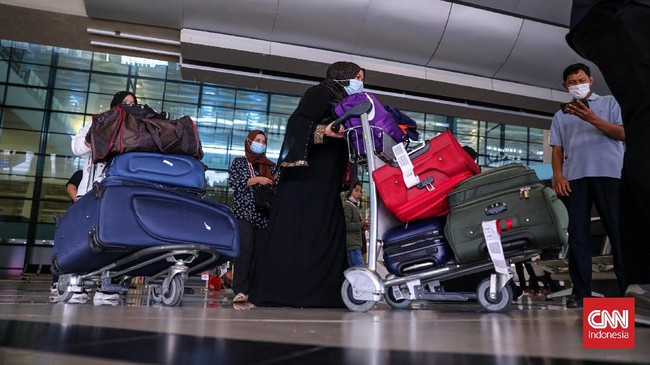 Pemerintah ingin memperpanjang masa karantina bagi pelaku perjalanan luar negeri. Diprediksi lima ribu WNI akan pulang ke Indonesia pada Januari.