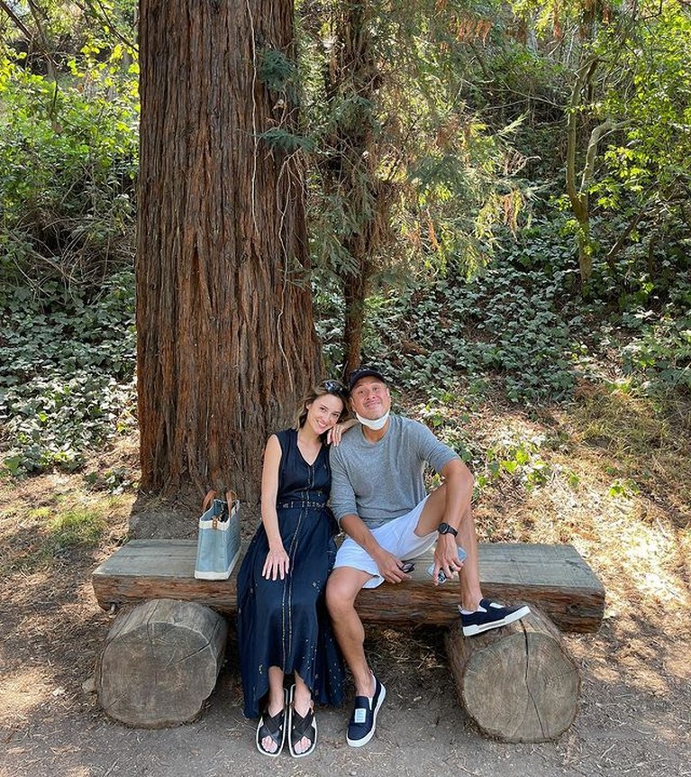 Kini Tinggal di Amerika, Intip 8 Potret Julie Estella dan Suami Makin Mesra Semenjak menikah, Jullie Estelle dan David Tjipto menetap di Amerika dan semakin mesra. Yuk kita intip potretnya!