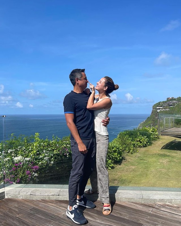 Kini Tinggal di Amerika, Intip 8 Potret Julie Estella dan Suami Makin Mesra Semenjak menikah, Jullie Estelle dan David Tjipto menetap di Amerika dan semakin mesra. Yuk kita intip potretnya!