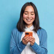 Sering Share Konten Bahagia di Media Sosial, Mungkinkah Sebenarnya Lagi Nggak Baik-baik Aja?
