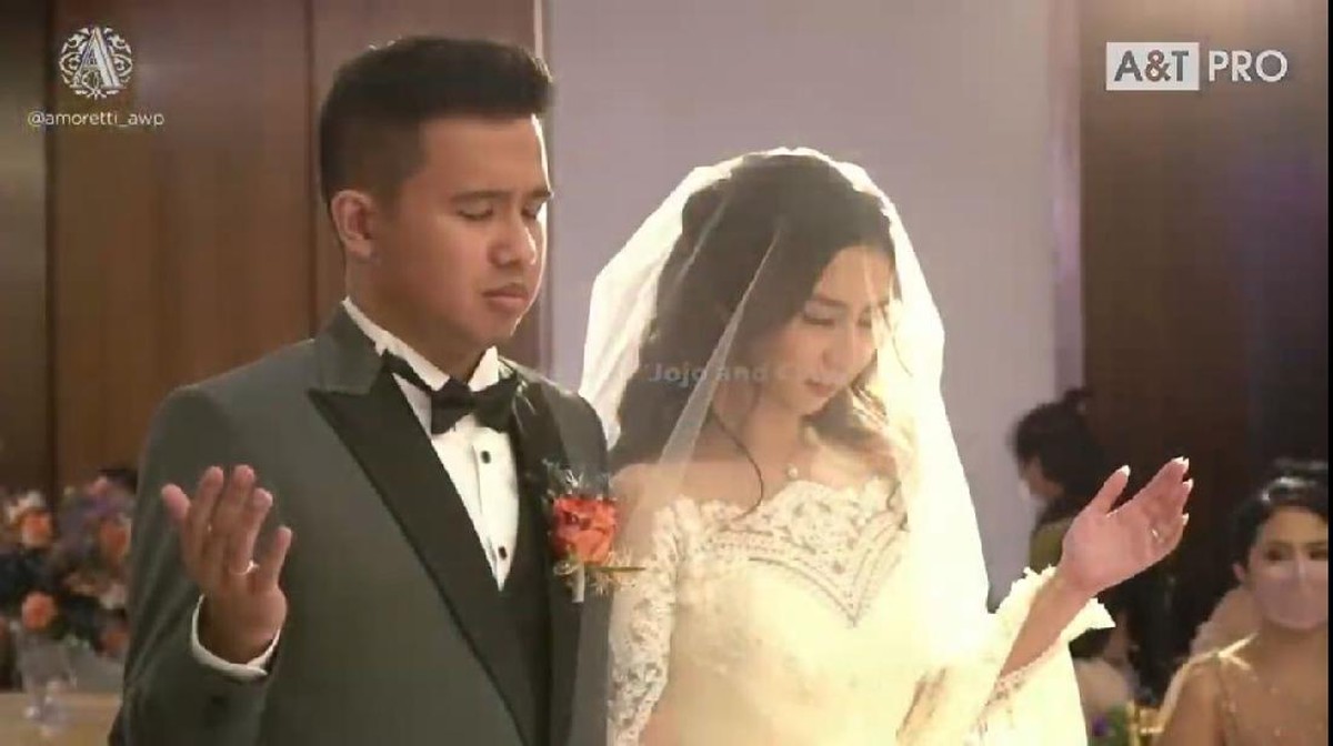 Joshua Suherman dan Clairine Clay telah resmi menjadi sepasang suami istri hari ini Rabu &lpar;22&sol;21&rpar;&period; Yuk intip momennya&excl;