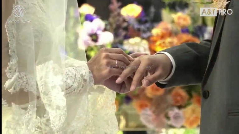 Joshua Suherman dan Clairine Clay telah resmi menjadi sepasang suami istri hari ini Rabu (22/21). Yuk intip momennya!