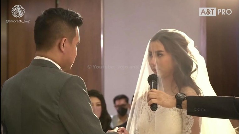 Momen Pemberkatan Joshua Suherman dan Clairine Clay Joshua Suherman dan Clairine Clay telah resmi menjadi sepasang suami istri hari ini Rabu (22/21). Yuk intip momennya!