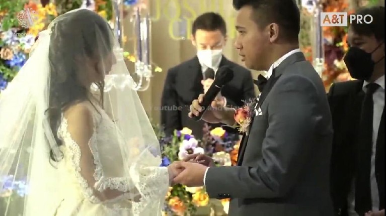 Joshua Suherman dan Clairine Clay telah resmi menjadi sepasang suami istri hari ini Rabu (22/21). Yuk intip momennya!